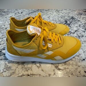 Reebok women’s classic AZ sneaker 8.5 yellow